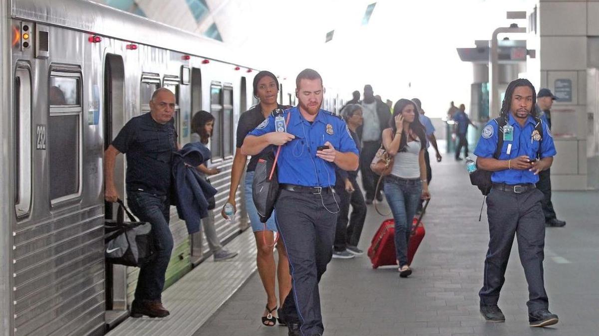 Pasajeros del Metrorail se bajan del tren en la estación del Aeropuerto Internacional de Miami. La congestión del tráfico vehicular ha causado que se considere un uso mayor del transporte público.