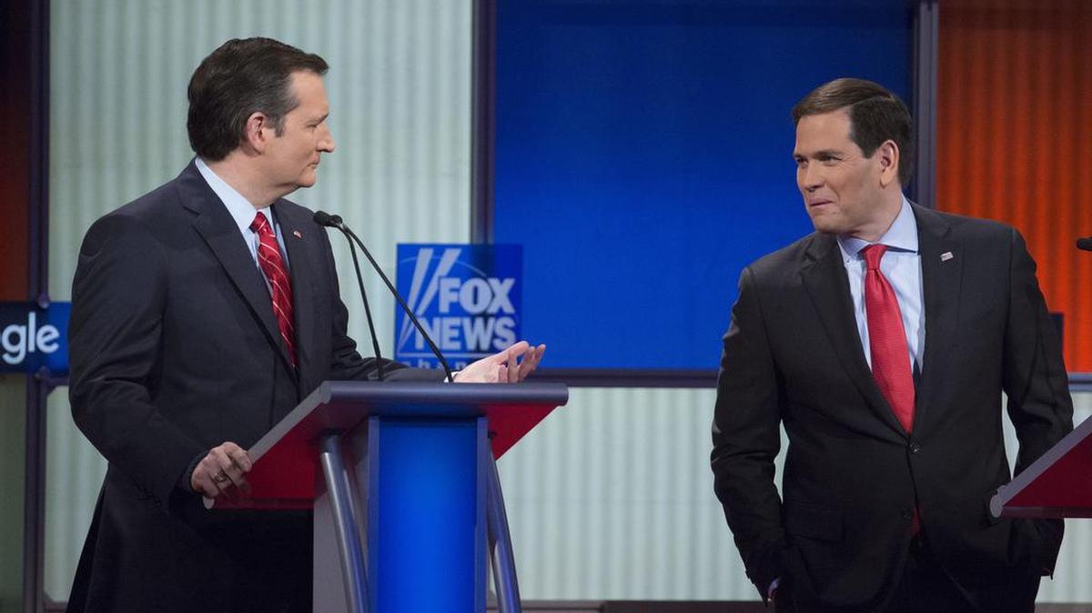 Los senadores y aspirantes republicanos a la presidencia Marco Rubio (der.) y Ted Cruz hablan antes del debate del jueves pasado en Des Moines, Iowa.