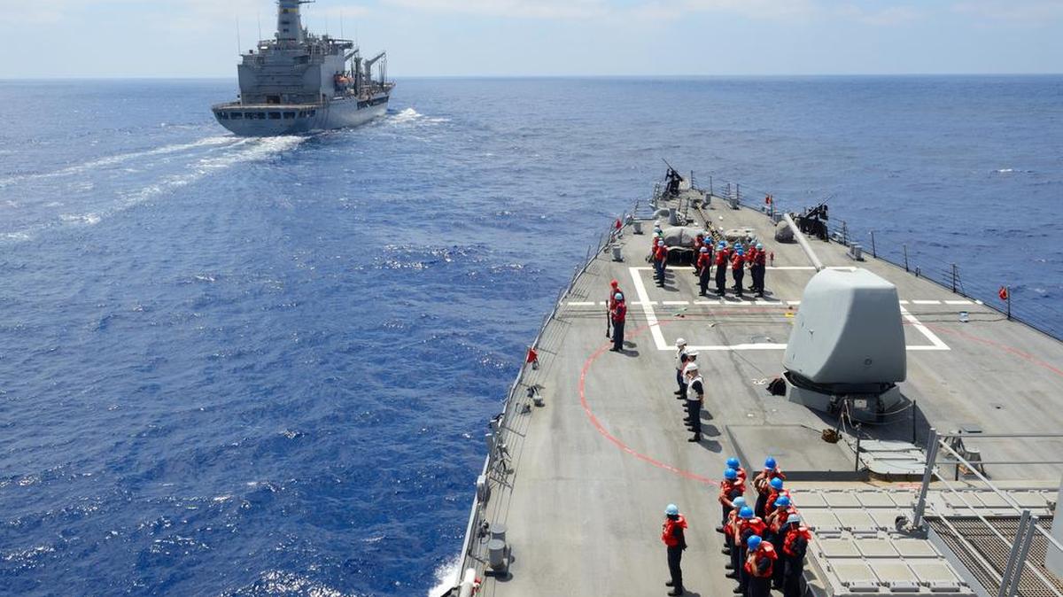 El destructor norteamericano Ross (en primer plano) navega por el Mediterráneo en el 2014. Según informes, el Ross fue uno de dos destructores que dispararon misiles Tomahawk contra una base aérea en Siria, el 6 de abril.