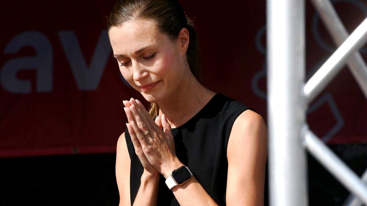 La primera ministra de Finlandia, Sanna Marin, hace un gesto después de terminar un discurso durante una reunión del Partido Social Demócrata en Lahti, Finlandia, el miércoles 24 de agosto de 2022. Marin se disculpó después de la publicación de una foto de dos mujeres besándose en la residencia oficial de verano de la líder del país. (Heikki Saukkomaa/Lehtikuva via AP)