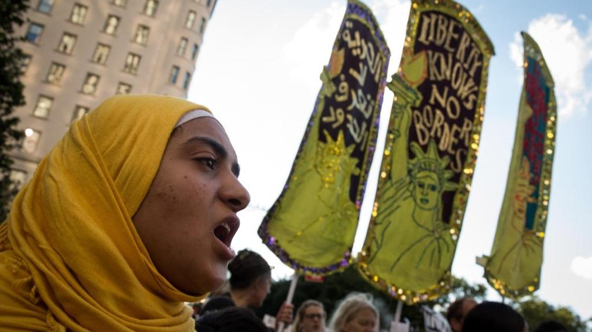 Zainab Abdullah, una joven yemenita de 16 años que ahora vive en Nueva York, marcha con activistas de inmigración en Manhattan, el 19 de junio, para pedir solidaridad con los refugiados.