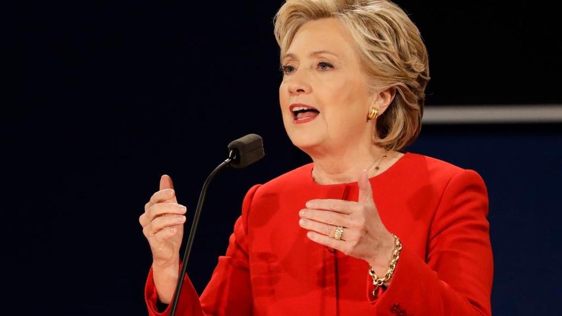 La candidata demócrata Hillary Clinton y el candidato republicano Donald Trump se enfrentan en el debate presidencial del lunes pasado, realizado en la Universidad Hofstra, en Hempstead, Nueva York.
