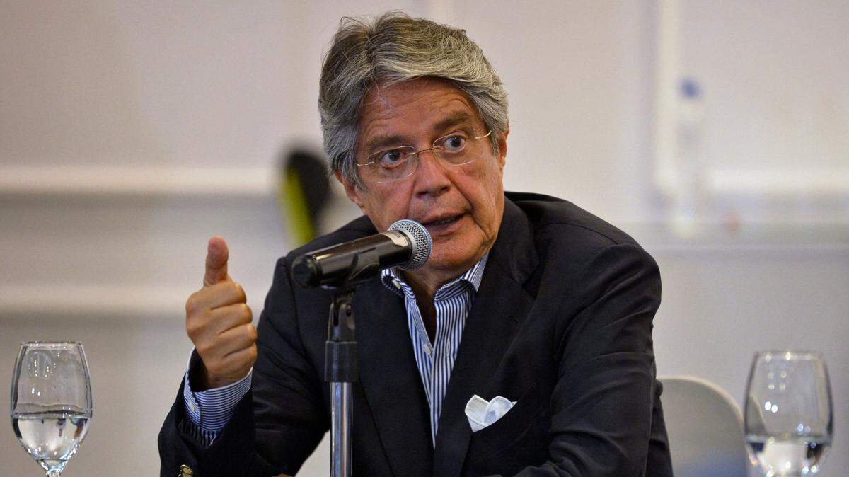El presidente electo de Ecuador, Guillermo Lasso, de 65 años, da una conferencia de prensa para los corresponsales extranjeros, el lunes 12 de abril de 2021 en Quito.