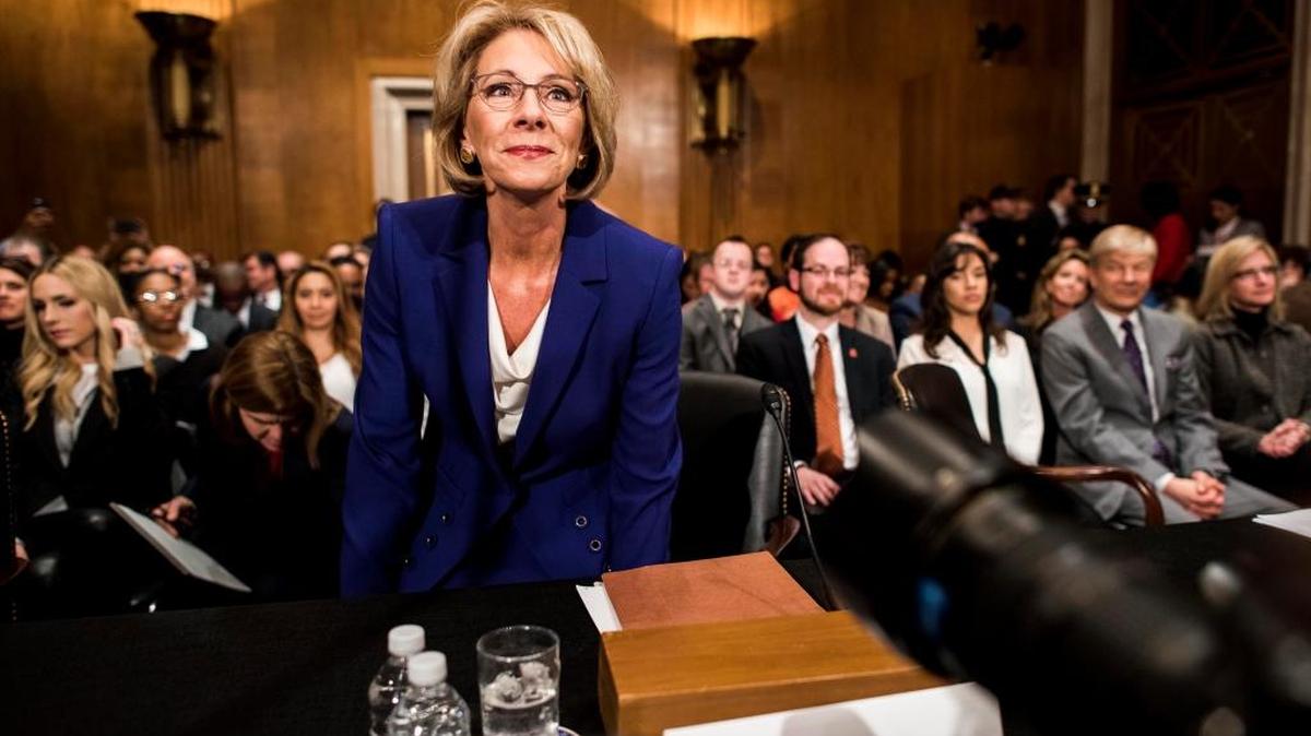 Betsy DeVos, nominada por el presidente Donald Trump para el puesto de secretaria de Educación, se presenta ante el Comité de Salud, Educación, Trabajo y Pensiones del Senado el 17 de enero.