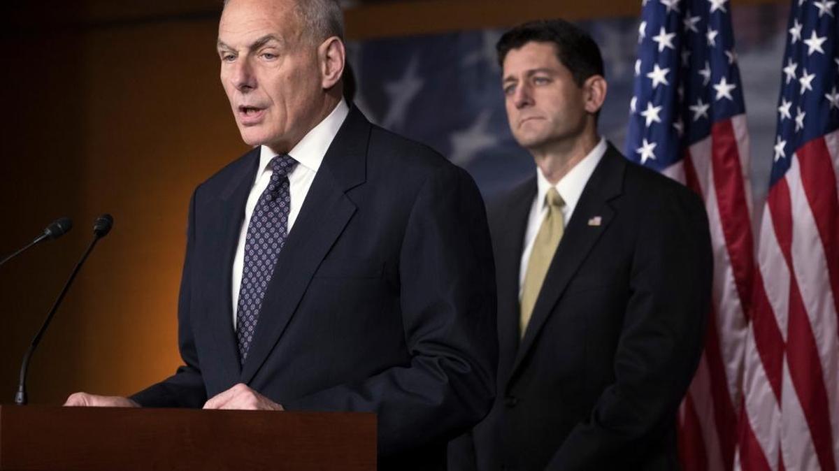 El secretario de Seguridad Nacional (DHS), John Kelly, y el presidente de la Cámara, Paul Ryan, en una conferencia de prensa en el Capitolio, Washington, el 29 de junio, sobre medidas más estrictas contra la inmigración ilegal y las ‘ciudades santuario’.
