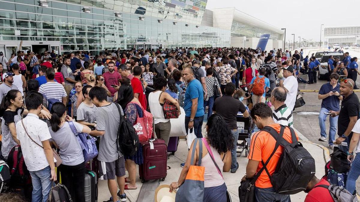 Una muchedumbre de viajeros hace fila en el Aeropuerto Internacional Luis Muñoz Marín, en San Juan, el 27 de septiembre, después que el huracán María devastó Puerto Rico.