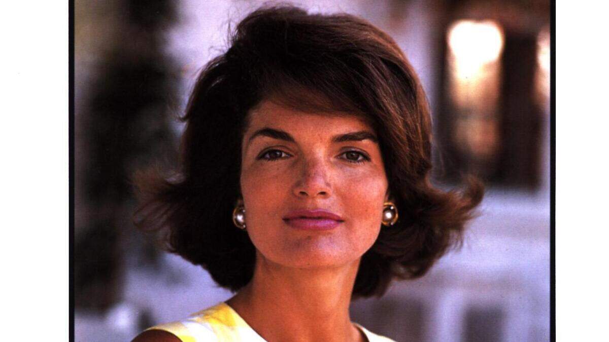 Imagen de un libro de fotografías de Jacqueline Kennedy Onassis.