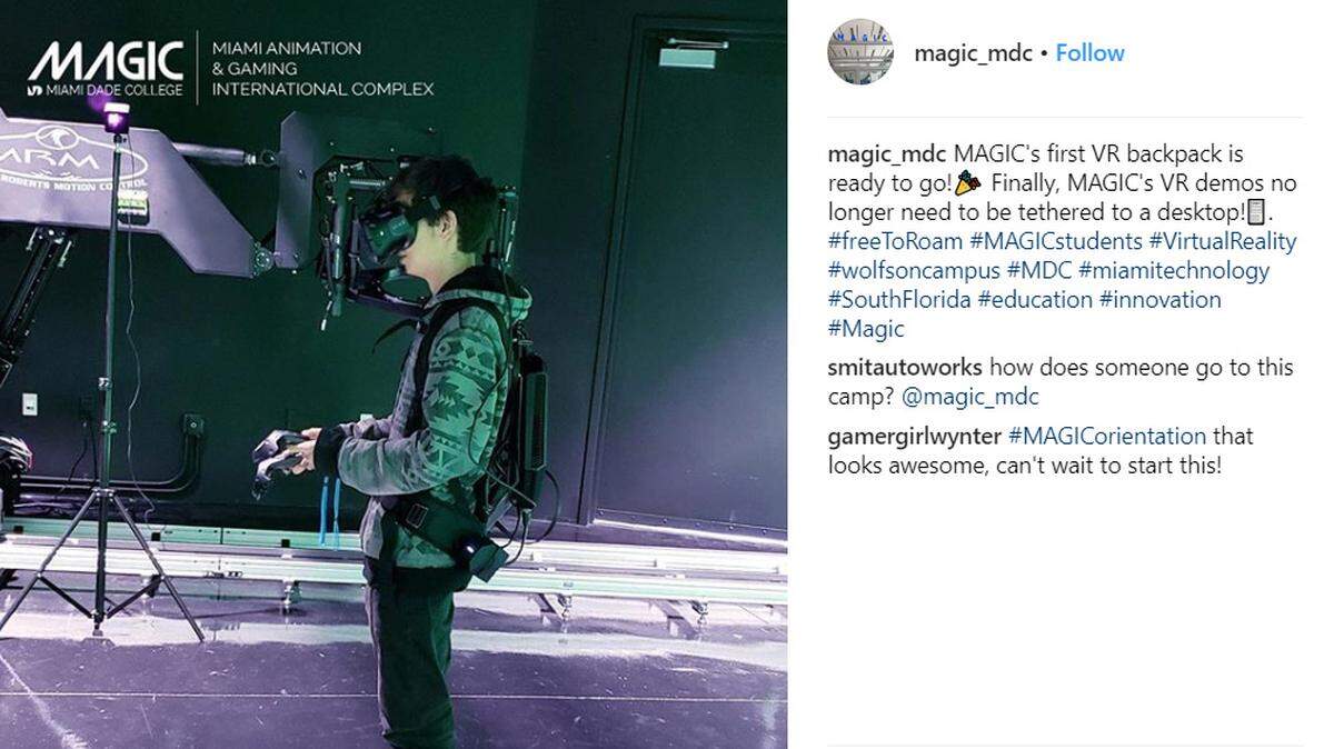 Un joven prueba una mochila de realidad virtual (VR), uno de los proyectos del Miami Animation and Gaming International Complex  (MAGIC) del Miami Dade College.
