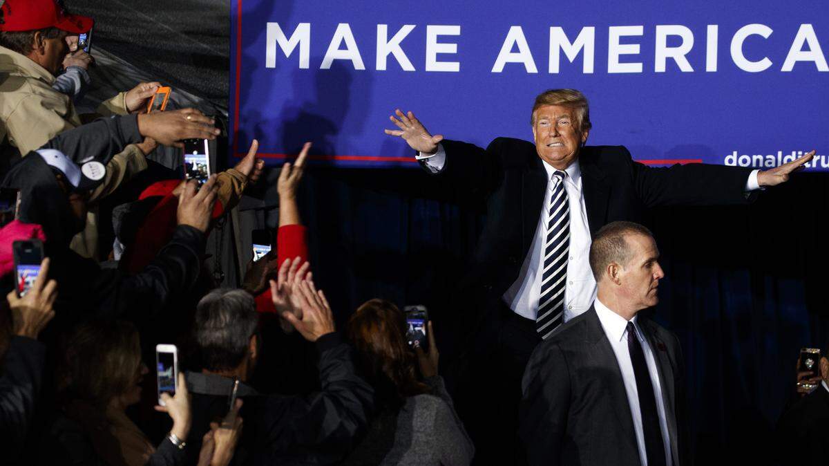 El presidente Donald Trump llega a un acto de campaña el jueves en Columbia, Missouri.