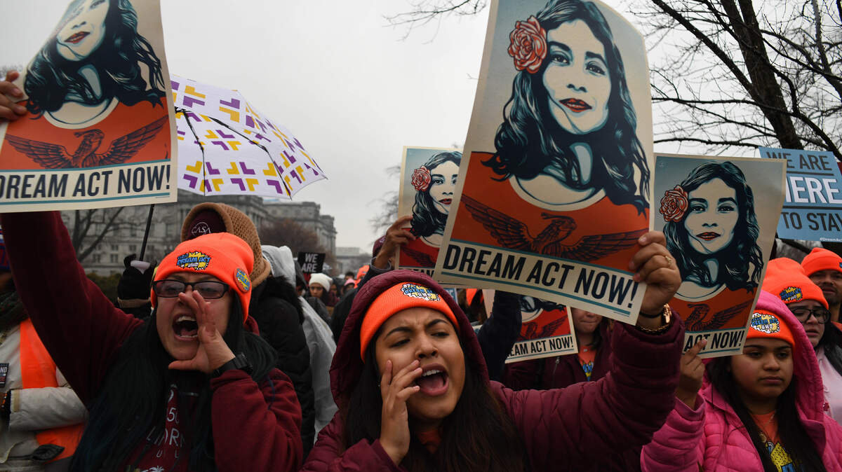 Activistas a favor de los derechos de los inmigrantes protestan el 7 de febrero de 2018 frente al Capitolio en Washington D.C.