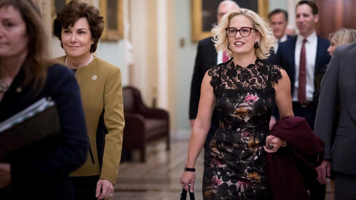 Las congresistas demócratas Jacky Rosen (Nevada, izq.), y Kyrsten Sinema (Arizona), ambas electas como nuevas senadores por sus estados, llegan el martes al Capitolio en Washington D.C.