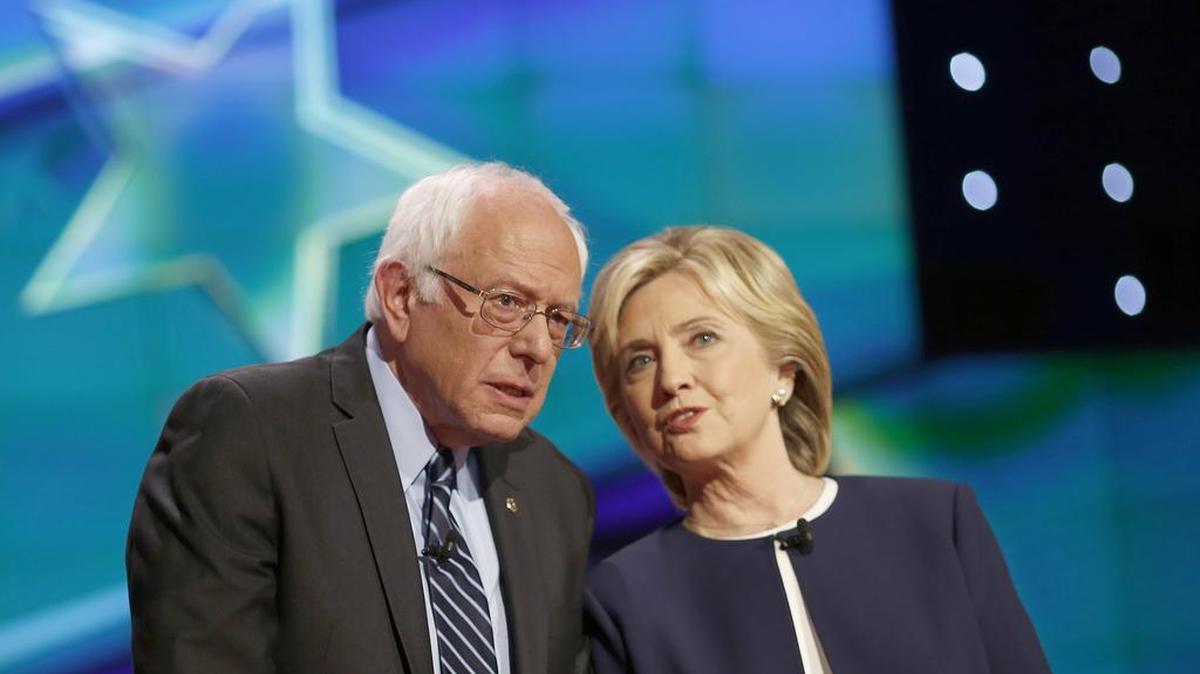 
Los aspirantes demócratas Bernie Sanders, senador por Vermont, y Hillary Clinton, ex secretaria de Estado, conversan poco antes del inicio del debate entre los candidatos demócratas a la presidencia en Las Vegas, el martes pasado.
