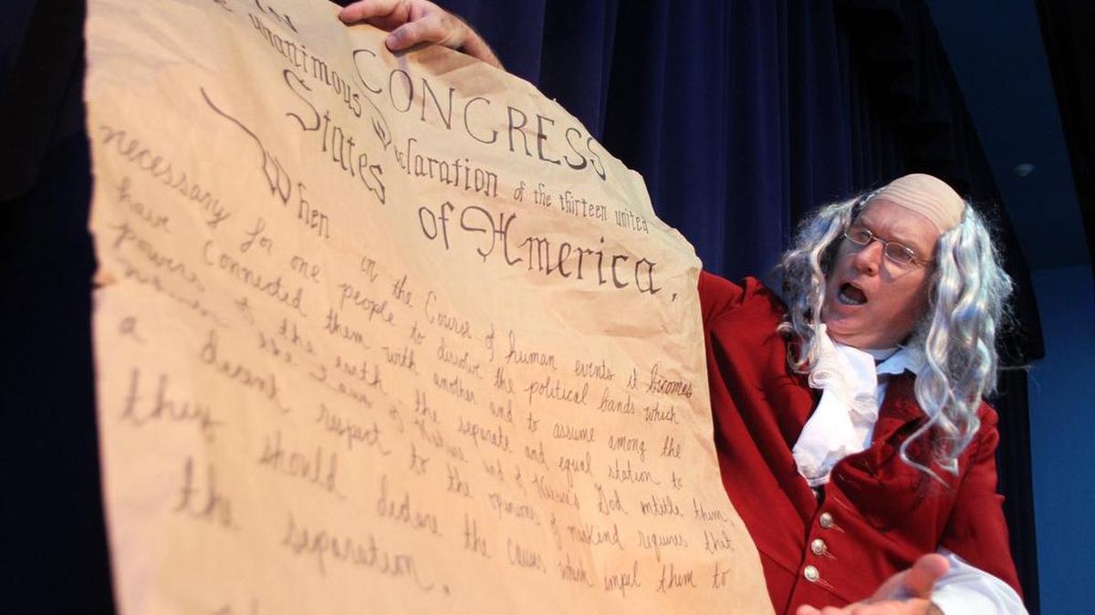 Peter Kisiluck, director de producciones teatrales, interpretando a Thomas Jefferson, lee la Declaración de Independencia en una celebración del Cuatro de Julio en el Museo de los Niños de Miami en Watson Island, el 4 de julio del 2013.