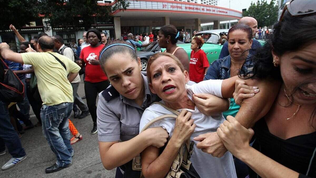 Una integrante de la Damas de Blanco es detenida, entre hostigamiento e insultos de sectores oficialistas, el 10 de diciembre de 2015 en La Habana, Cuba.