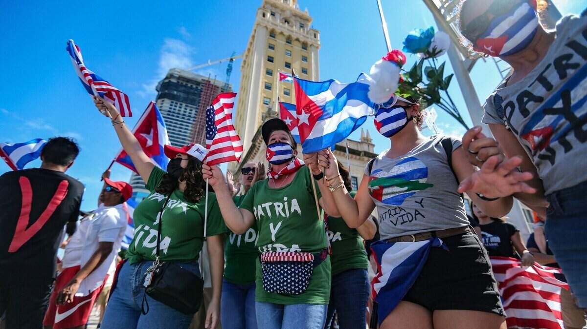 Cientos de manifestantes se reúnen el sábado 17 de julio de 2021, frente a la Torre de la Libertad del Miami Dade College, en downtown Miami, para mostrar su apoyo por las protestas pro democracia en Cuba.