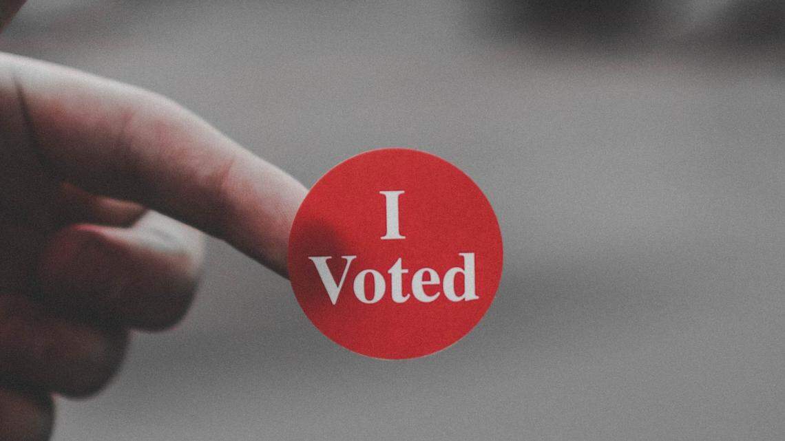 La democracia no consiste necesariamente en una toma de decisiones óptima; la democracia consiste en compartir las perspectivas y el poder. La democracia consiste en ofrecer igualdad y libertad política, aunque a veces ofrezca decisiones que no sean óptimas.