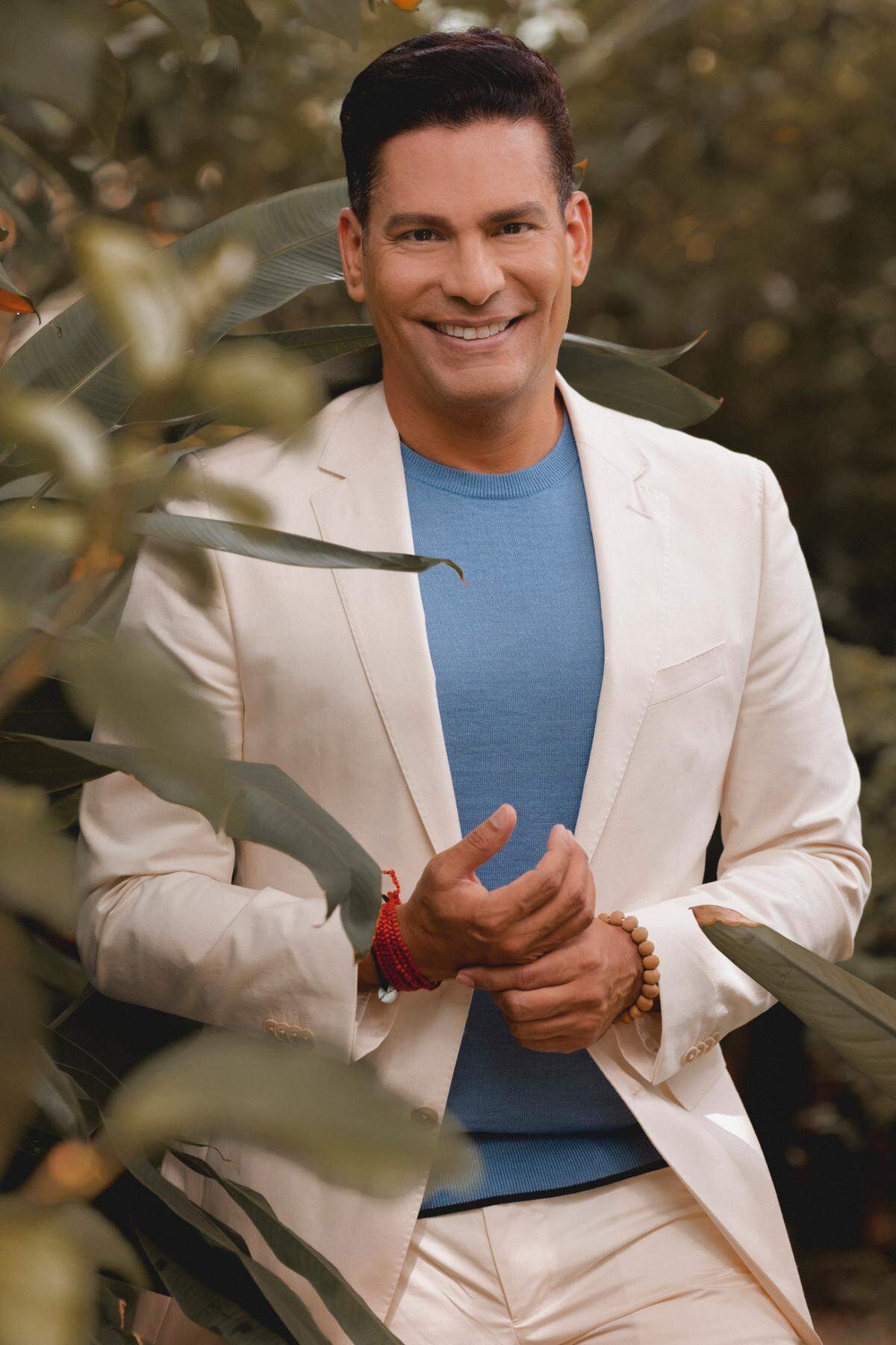 Ismael Cala es un empresario y emprendedor social. Autor de ocho bestsellers en temas de liderazgo, emprendimiento y desarrollo personal, incluyendo “El poder de escuchar” y “Despierta con Cala”. Es presidente y fundador de Cala Enterprises Corporation y de la Fundación Ismael Cala. Twitter: @cala. Instagram: ismaelcala. Facebook: Ismael Cala. www.IsmaelCala.com.