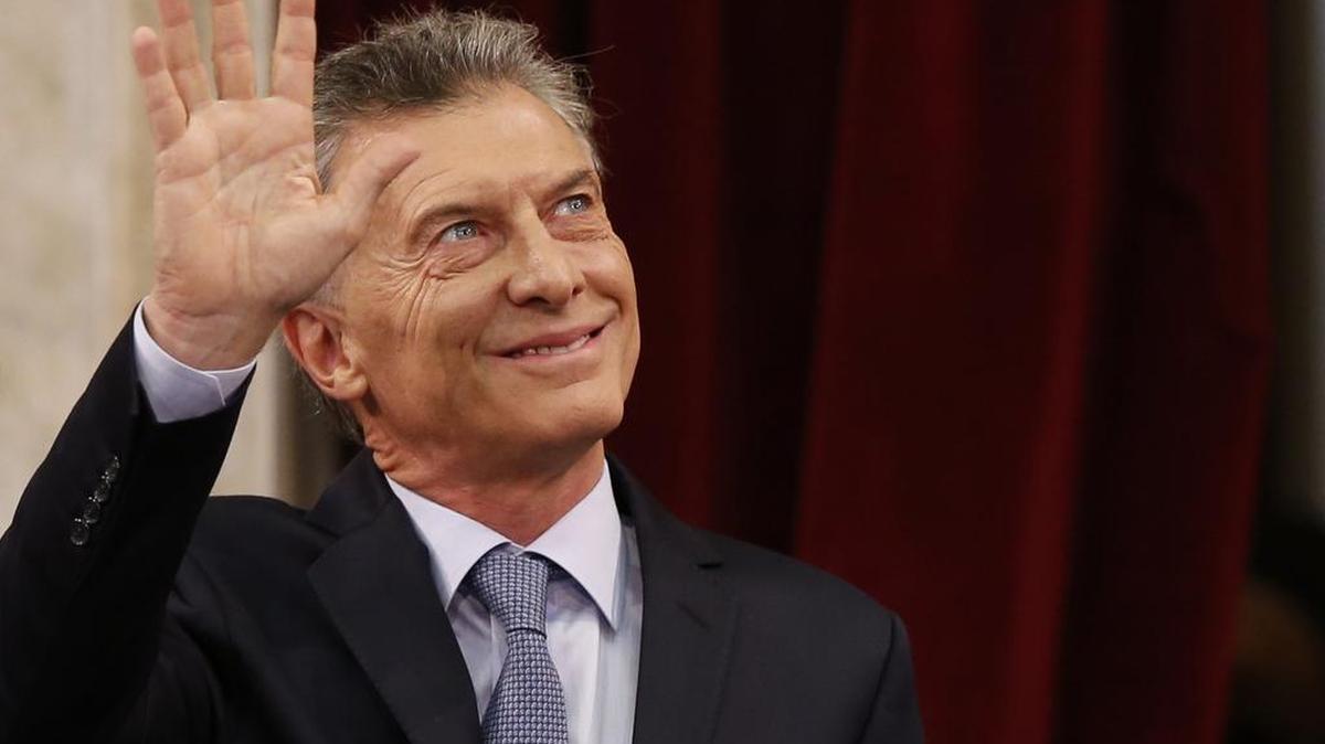 El presidente argentino Mauricio Macri saluda antes de dar su discurso del Estado de la Nación, el 1 de marzo de 2019, en el Congreso en Buenos Aires.