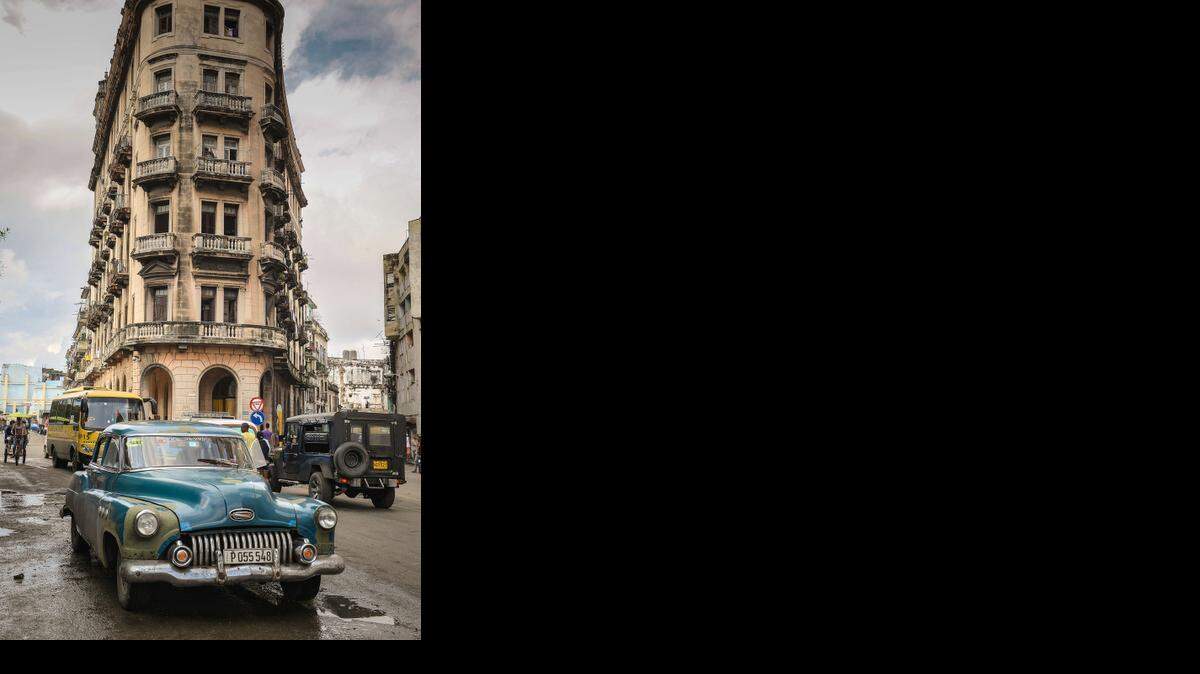 
Un automóvil norteamericano antiguo se destaca en una calle de La Habana, en esta foto de fines del 2013.
