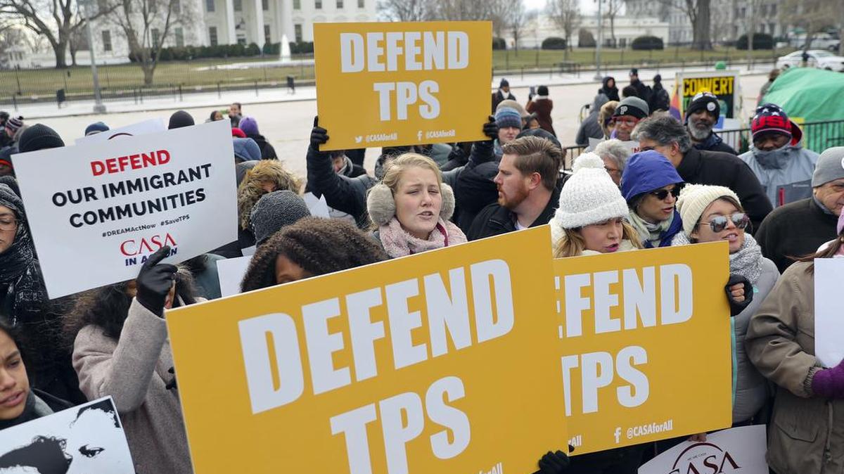 Manifestantes protestan frente a la Casa Blanca contra la decisión del presidente Trump de cancelar la protección temporal a inmigrantes salvadoreños, el 8 de enero.