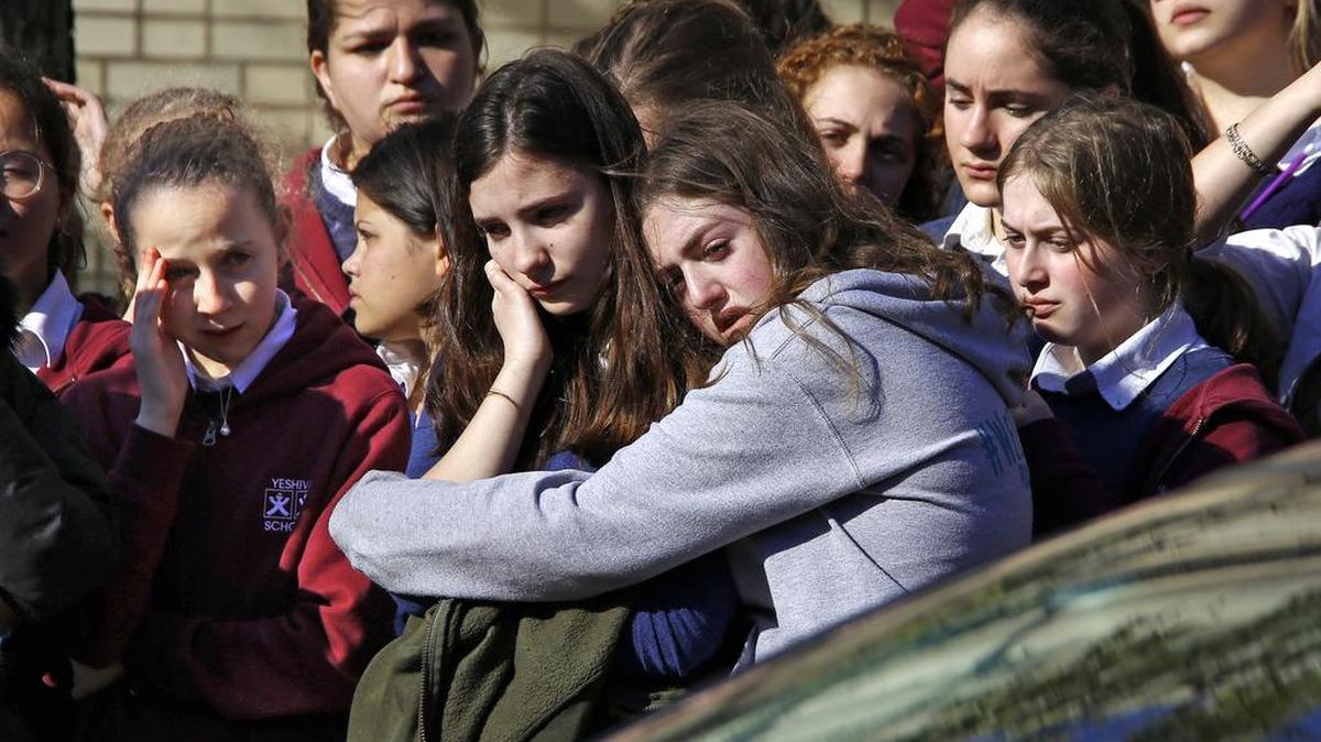 Alumnas de un colegio hebreo religioso en el vecindario Squirrel Hill de Pittsburgh se consuelan unas a otras durante el servicio funeral de una de las víctimas del tiroteo en la sinagoga Tree of Life, el ataque antisemita más mortífero en la historia de Estados Unidos.
