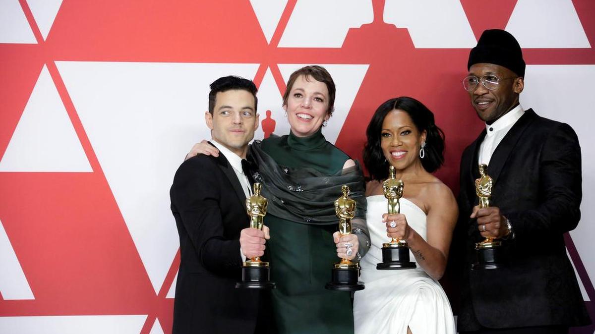 De izq. a der.: Rami Malek, mejor actor por “Bohemian Rhapsody”; Olivia Colman, mejor actriz por “La Favorita”, Regina King, mejor actriz secundaria por “El blues de Beale Street” y Maeshala Ali, mejor actor secundario por “Green Book” posan con sus estatuillas este domingo.
