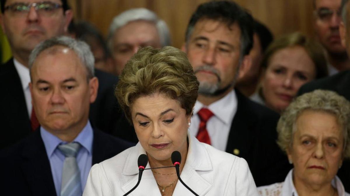 La presidenta de Brasil, Dilma Rousseff, pronuncia un discurso tras salir del Palacio de Planalto, en Brasilia, el 12 de mayo. El Senado aprobó la separación de Rousseff de la presidencia por seis meses.