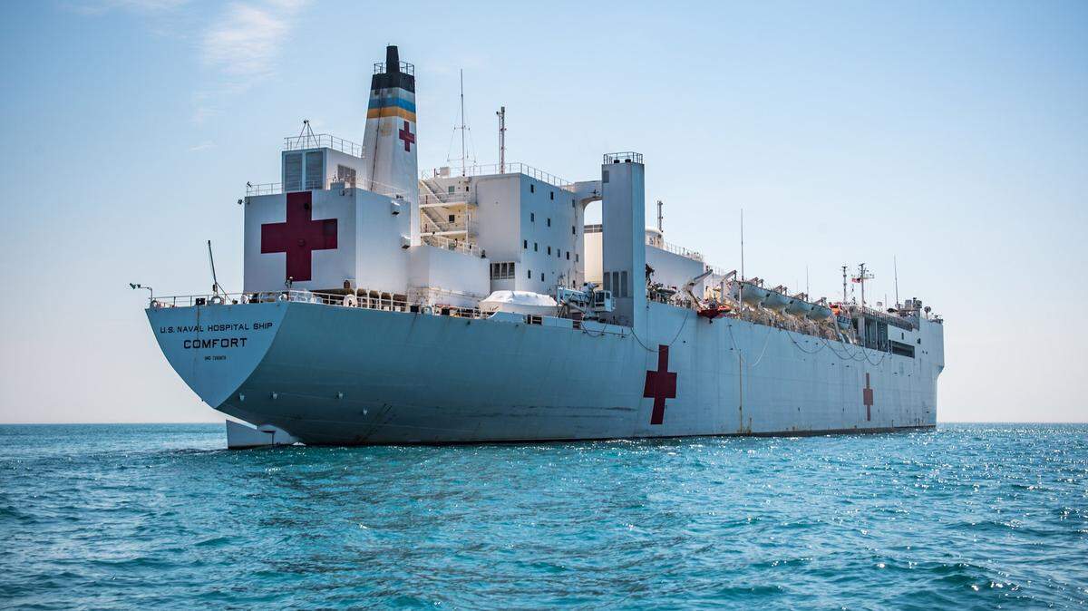 El barco hospital de la Marina de EEUU, USNS Comfort, durante un ejercicio el 12 de mayo de 2018.