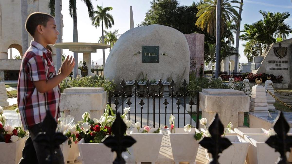Un niño pasa junto a la tumba del dictador cubano Fidel Castro en el cementerio de Santa Ifigenia, en Santiago de Cuba, el pasado diciembre.