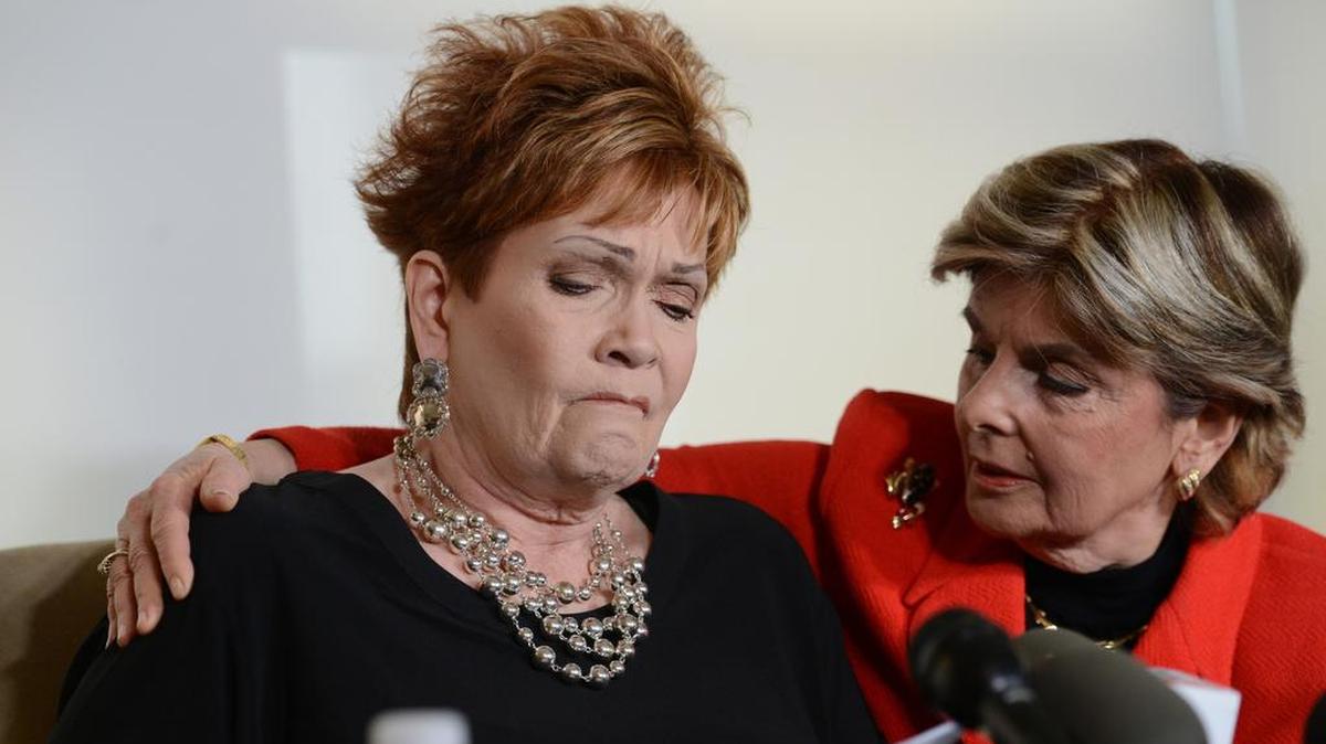 La nueva acusadora de Roy Moore, Beverly Young Nelson (izq.), en conferencia de prensa con la abogada Gloria Allred.