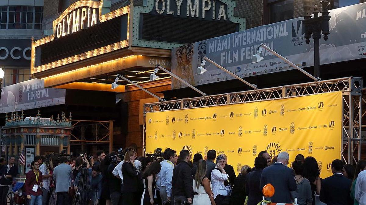 Periodistas y asistentes al Festival de Cine de Miami esperan el 4 de marzo junto a la alfombra roja, en el exterior del Teatro Gusman, la llegada del cantante español Raphael, que protagoniza el filme My Big Night.