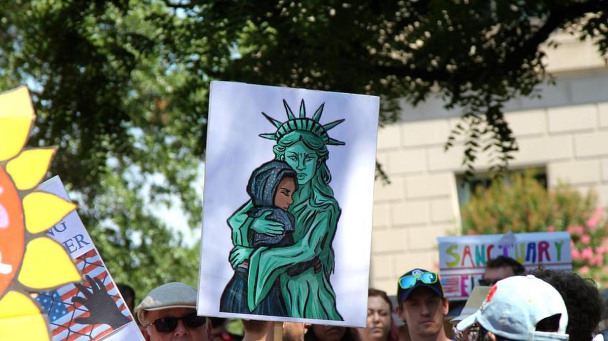 Una multitud protesta frente a la Casa Blanca, el 30 de junio, contra la política de inmigración del presidente Trump.