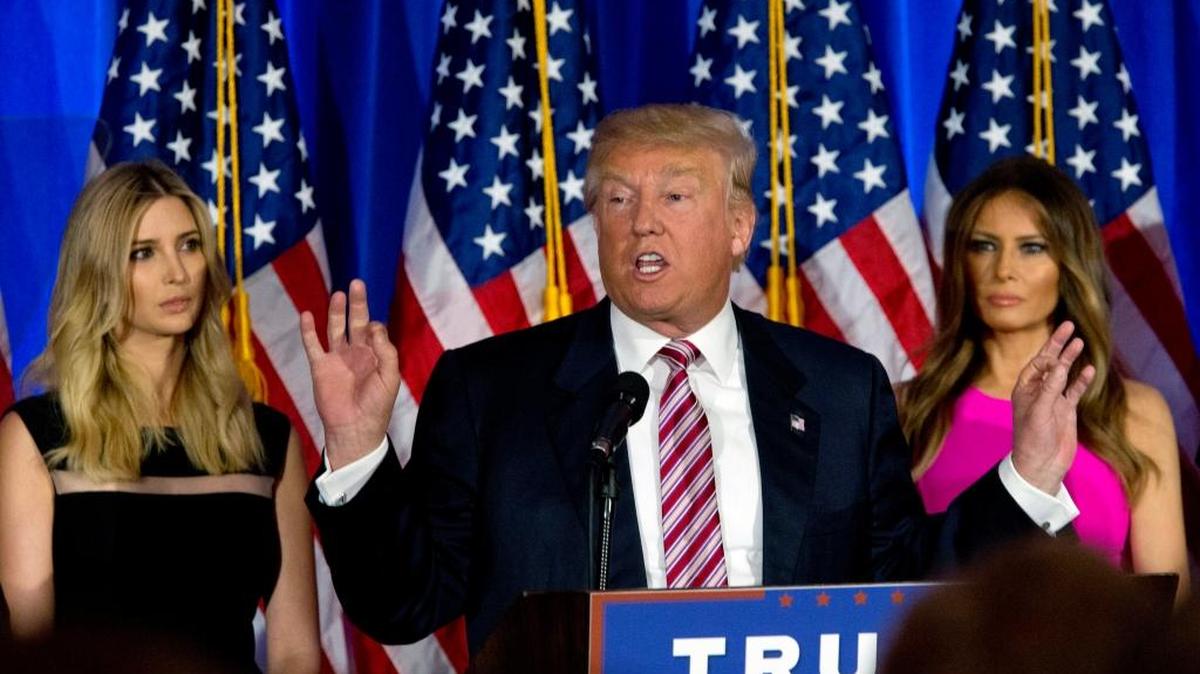El entonces candidato republicano Donald Trump preside una rueda de prensa el 7 de junio del 2016 en Briarcliff Manor, Nueva York, junto a su hija Ivanka (izq.) y su esposa, Melania.