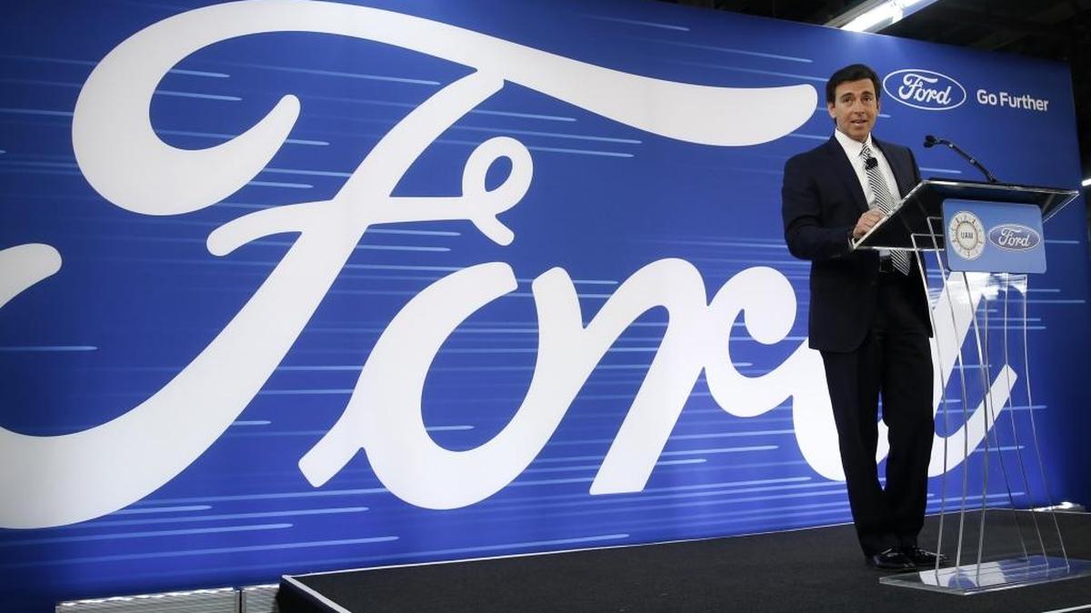 Mark Fields, director ejecutivo de Ford Motor Co., anuncia el 3 de enero en la planta de ensamblaje de Flat Rock, en Michigan, que la empresa no construirá una fábrica de $1,600 millones en México, después de recibir críticas del presidente electo Donald Trump.