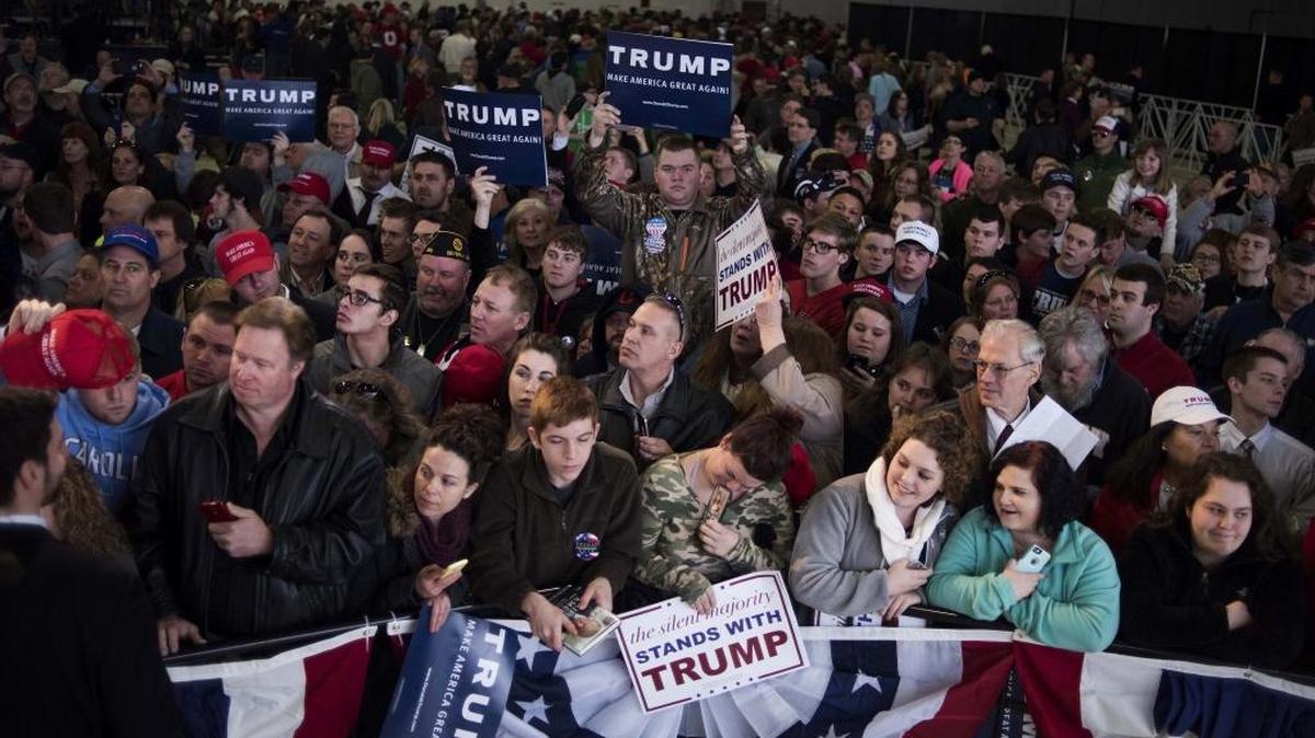 Simpatizantes de Donald Trump esperan la llegada del candidato republicano a un acto de campaña en el Aeropuerto Internacional de Columbus, Ohio, el martes pasado.