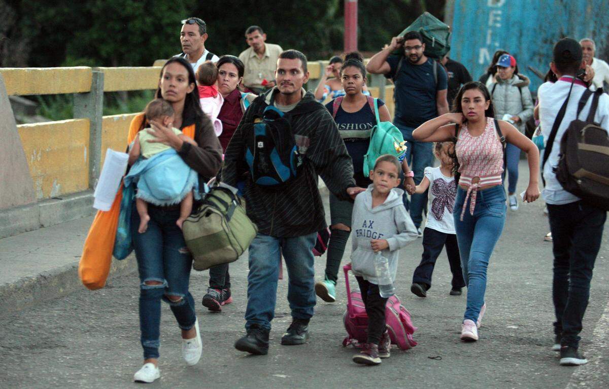 Ciudadanos venezolanos cruzan desde su país hacia Colombia el sábado, 8 de junio de 2019, por el Puente Internacional Simón Bolívar, en Cúcuta, Colombia. Los puentes fronterizos entre el estado venezolano de Táchira y el departamento colombiano de Norte de Santander fueron reabiertos este sábado para el paso de peatones como ordenó la víspera el régimen de Nicolás Maduro.