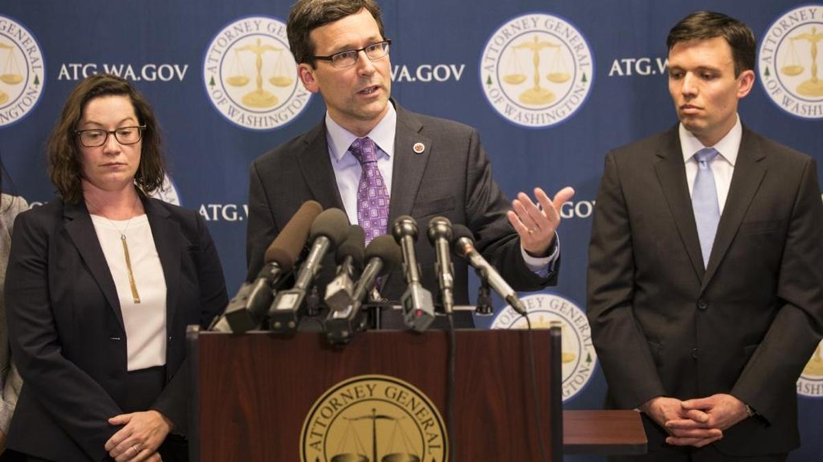 Bob Ferguson, procurador general del estado de Washington, ofrece una conferencia de prensa en su oficina de Seattle el jueves pasado, después que la corte de apelaciones mantuvo la suspensión de la orden ejecutiva del presidente Donald Trump.