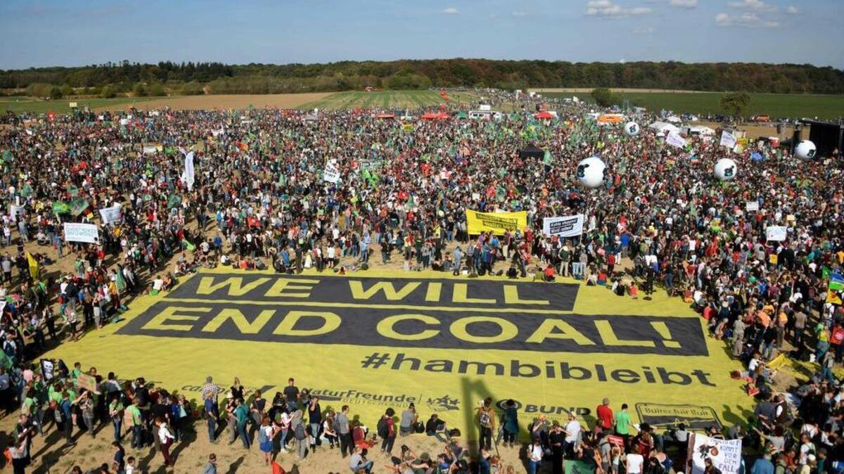 Activistas por el medioambiente protestan contran la construcción de mina de carbón cerca de un bosque Hambacher Forst, en el oeste de Alemania, el 6 de octubre de 2018. Los ecologistas están ganando terreno y prueba de esto es el Partido Verde de Alemania, que quedó segundo en las elecciones para el Parlamento Europeo celebradas el domingo, 26 de mayo.
