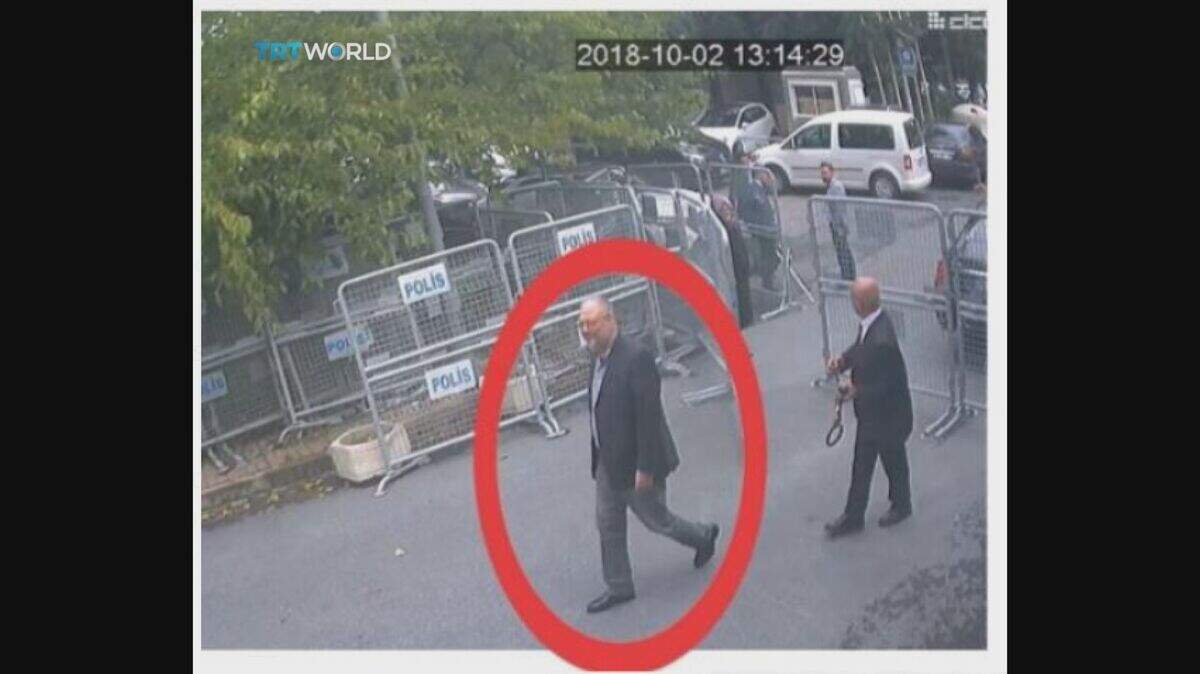 Imagen de video obtenida de CCTV y difundida el domingo por la televisión turca TRT World, que muestra al periodista Jamal Khashoggi entrando al consulado saudí en Estambul el 2 de octubre de 2018.