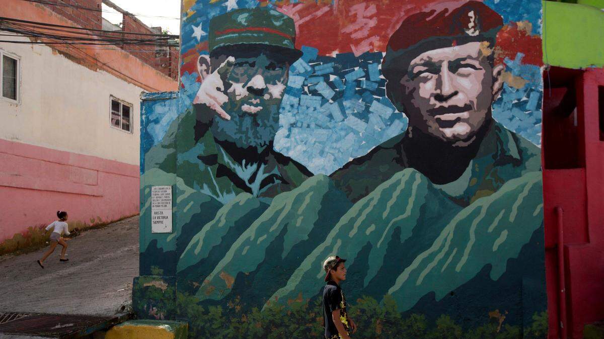 Un mural de Fidel Castro y Hugo Chávez en el barrio 23 de Enero de Caracas, Venezuela. Foto de archivo del 2016.