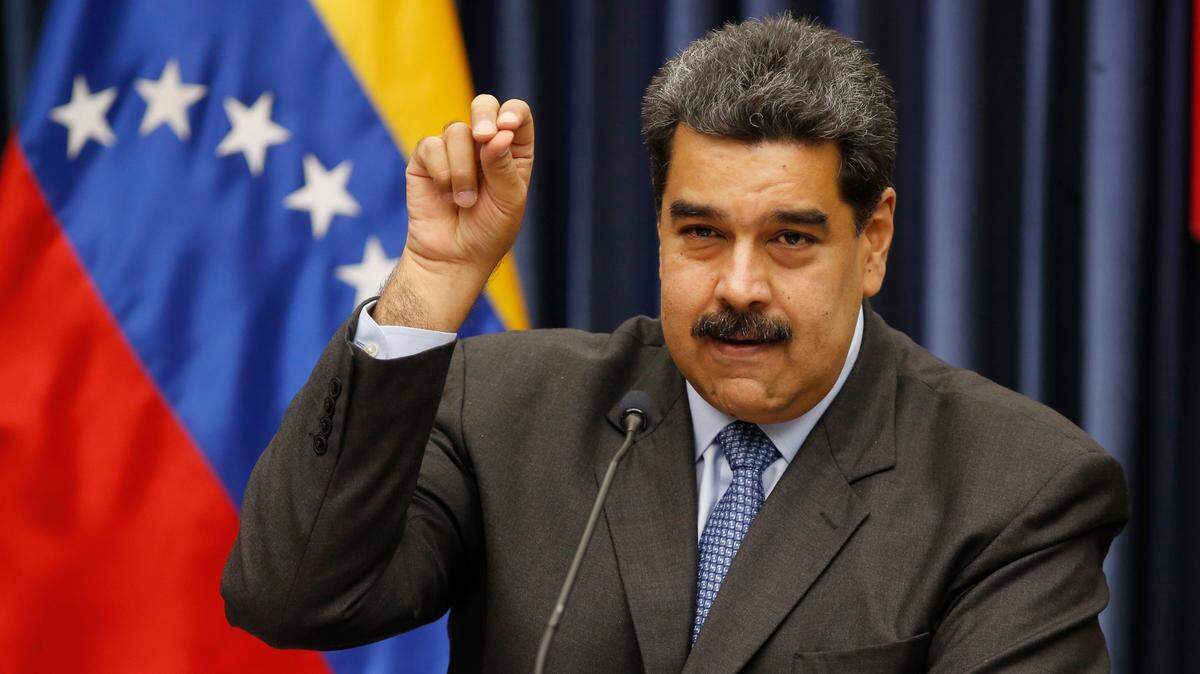 El presidente venezolano Nicolás Maduro muestra la manera como el chef Salt Bae le pone sal a la carne, durante una rueda de prensa el 18 de septiembre en Caracas.