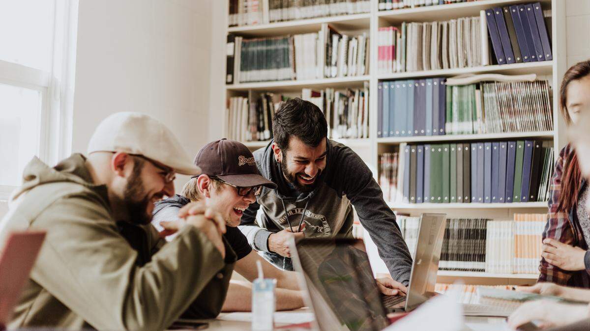Según un estudio de la prestigiosa Fundación Carnegie, solo el 15% del éxito laboral proviene del conocimiento y de las destrezas técnicas, mientras que el 85% se debe a la correcta gestión emocional y social; es decir, a las llamadas habilidades blandas.