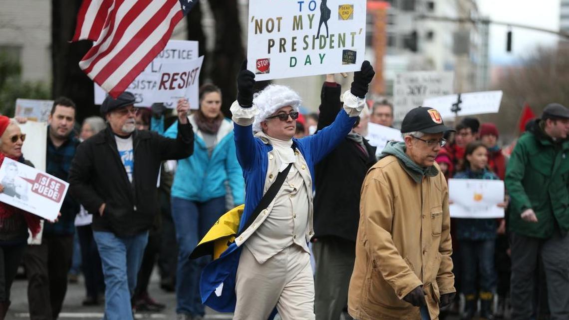 Una multitud participa en una protesta contra el presidente Donald Trump el pasado 20 de febrero en Portland, Oregón.