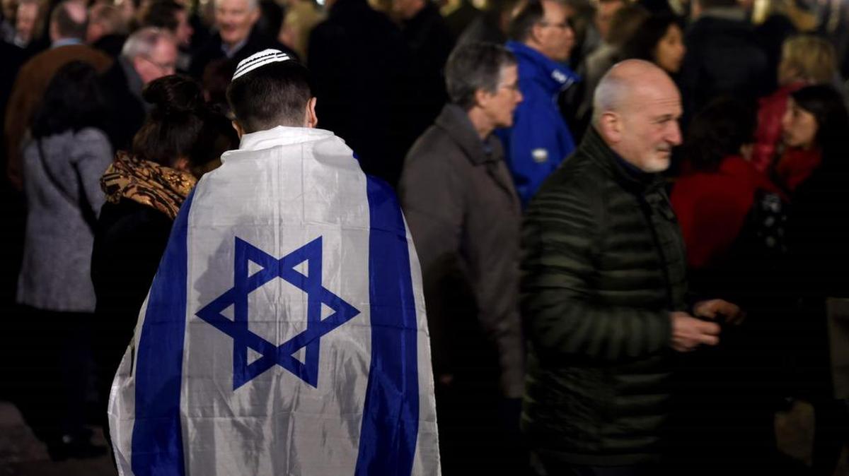 Un hombre se cubre con una bandera de Israel en una protesta contra el antisemitismo, el 19 de febrero en Lille, Francia.