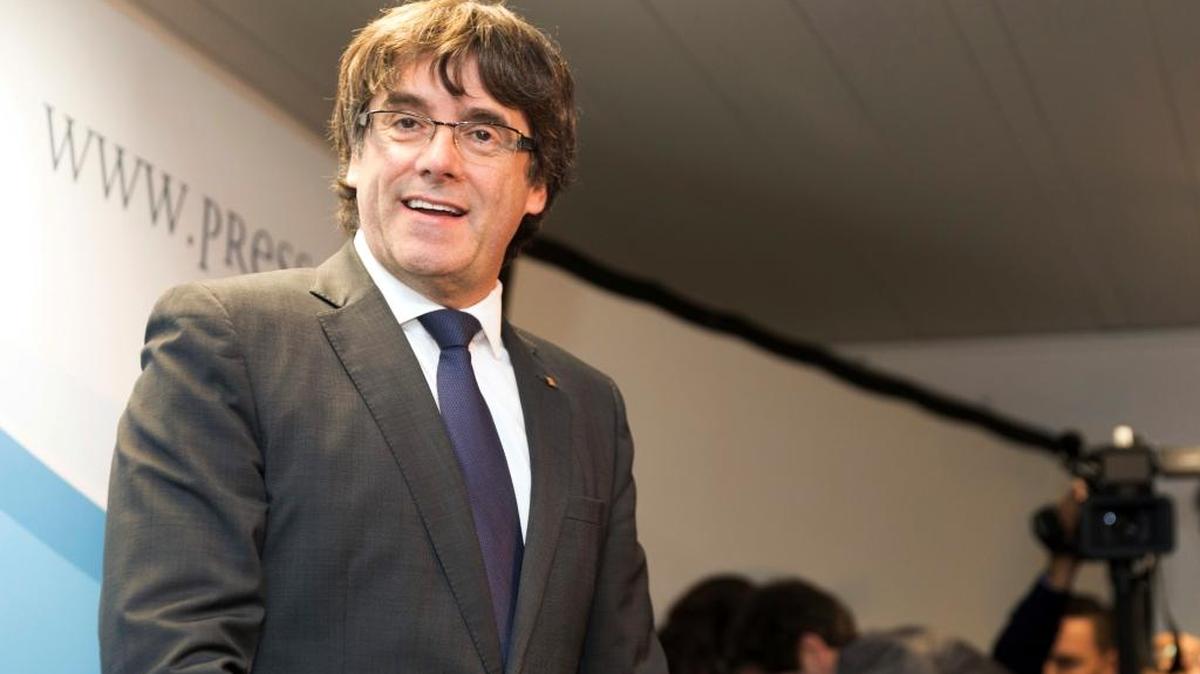 El destituido presidente catalán Carles Puigdemont ofrece una conferencia de prensa en Bruselas el 31 de octubre, explicando los motivos que lo llevaron a huir a Bélgica y pidiendo que se evite la violencia.