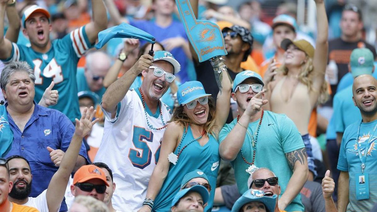Los fanáticos de los Miami Dolphins durante el primer juego de la temporada contra los Browns de Cleveland en el renovado estadio Hard Rock, en septiembre.