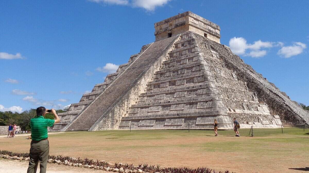 El Templo de Kukulkán en la zona arqueológica de Chichén Itzá, también es conocido como El Castillo.
