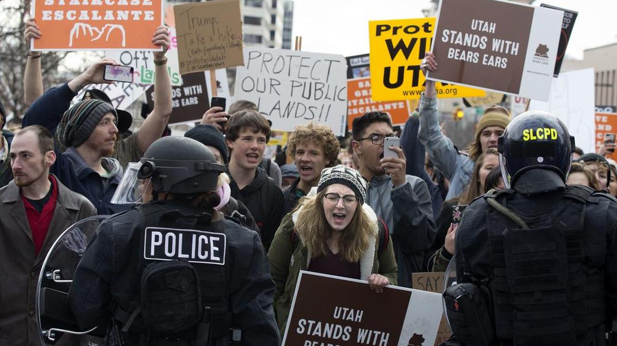 Manifestantes en Salt Lake City protestan frente a la policía contra la eliminación de vastas partes de los monumentos nacionales de Bears Ears y Grand Staircase-Escalante en Utah, el 4 de diciembre.