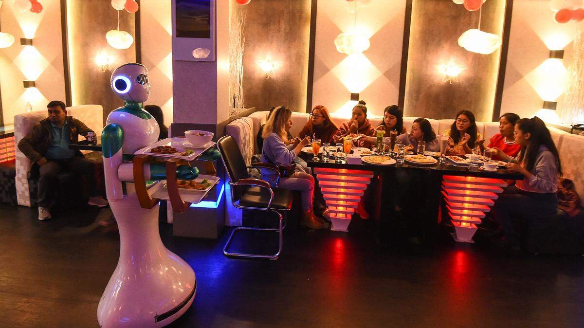 Un robot mesero, el primero fabricado en Nepal, lleva comida a unos clientes en el restaurante Naulo de Kathmandu, el 26 de octubre de 2018.
