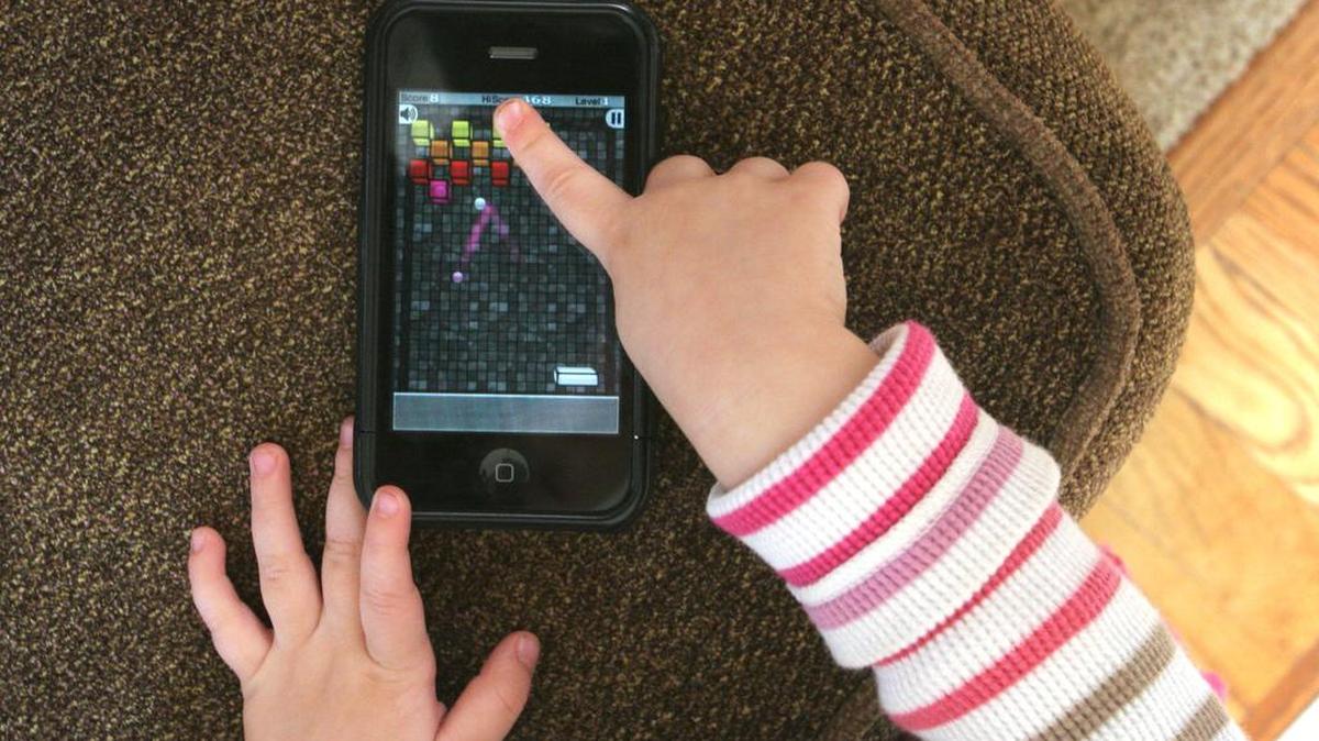 Los expertos creen que, si “abandonas” a tus hijos y traspasas tu responsabilidad a un teléfono celular, será difícil que mañana el menor regrese a ti.